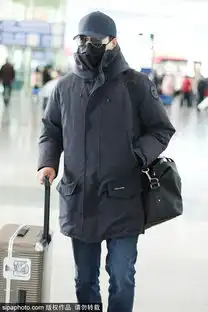 组图靳东穿老干部风灰色棉服现身机场脚步沉稳十分低调
