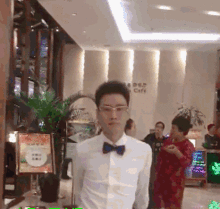 搞笑gif动态图新娘看起来挺正经的,新郎可就不太正经了
