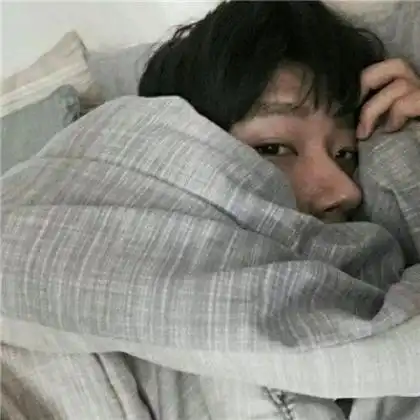 躺着的男生头像,躺床上的男生头像唯美拿手机的喝水的
