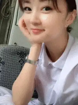 搞笑gif趣图妹子表示,睡觉前摇一摇,睡觉才会香
