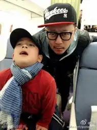 爸爸去哪儿郭涛石头搞怪照喜感十足
