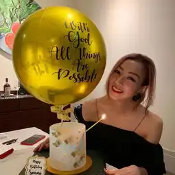 组图郑秀文提前庆祝47岁生日开心甜笑老公许志安没有现身

