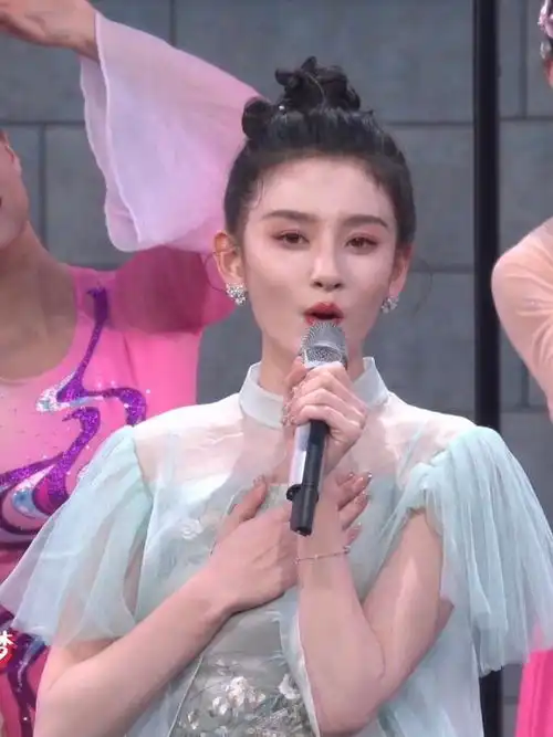 兔年春晚看点多,美女如云无滤镜生图超养眼,邓超再现社牛场面