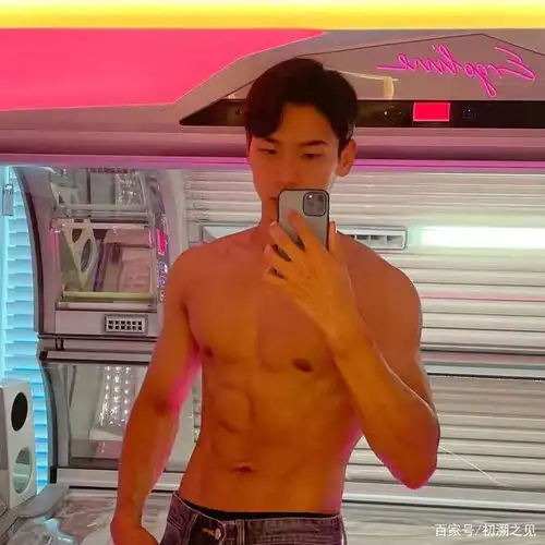 解读鲜肉男模的魅力,单眼皮的他靠肌肉圈粉,八块腹肌尤其抢眼