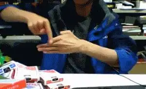 搞笑gif趣图为了挣钱,这妹子也是蛮拼的
