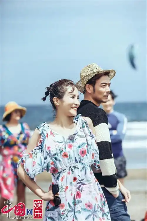杨烁与妻子海边踏浪起舞八块腹肌超级抢镜
