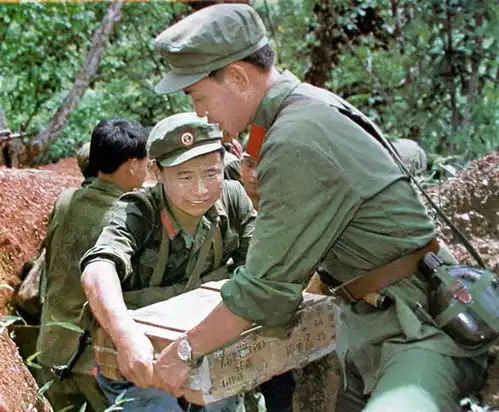 一天夺回老山主峰,对越反击战中我军千门重炮将越军阵地生生炸烂
