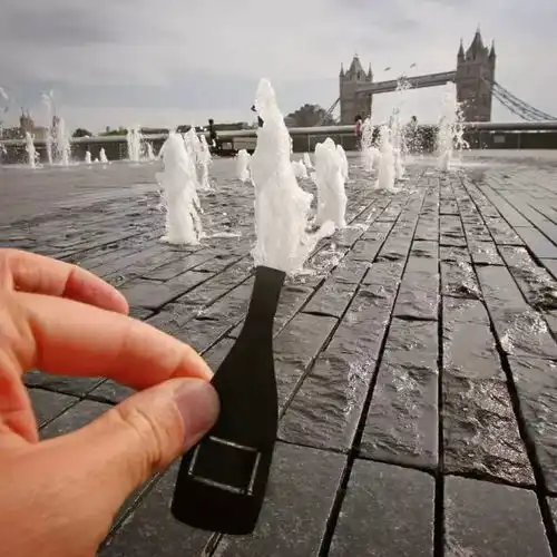 英国逗比艺术家把景点都玩成这样了
