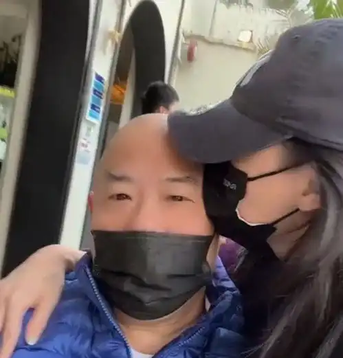 张柏芝为爸爸庆生,吻其额头好温馨,父女俩被指五官没有相似之处
