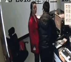 爆笑gif趣图哥们,不就洗个车而已,你至于跳的如此的兴奋吗
