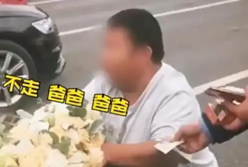 趁囍打劫大爷大妈组团拦婚车索要红包不给红包不让走

