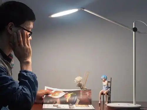 颜值很高的一款护眼台灯值得给孩子试试
