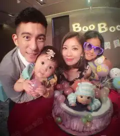 贾静雯为咘咘庆周岁生日一家四口显温馨
