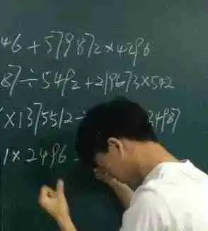妹子,大冷天的,出门不穿打底裤,对腿那么自信吗真尴尬
