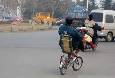 搞笑图片幽默段子笑话朋友,你这么烂的自行车有必要加锁吗

