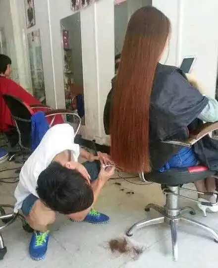 搞笑gif趣图妹子,公共场合这么奇葩的姿势是认真的吗真的不要形象了吗
