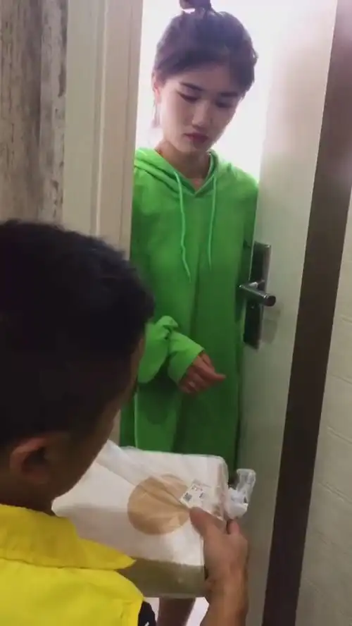 美女名字太搞笑了,快递小哥忍不住笑场,只能解释今天发奖金了
