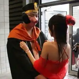 搞笑新年祝福语2014祝光大青年们2014年脱光qq搞笑图片
