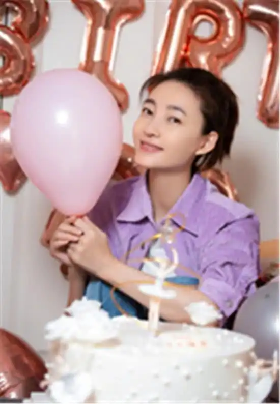 王丽坤抱着鲜花合影庆生,背后的18透露着少女心,有新恋情