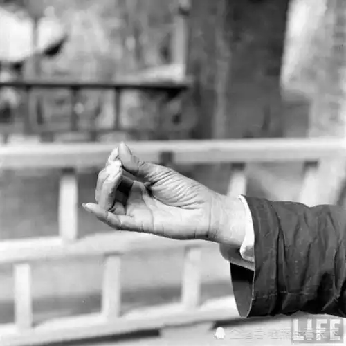 1947年陕西临潼一算命先生帮人算命现场实拍照片