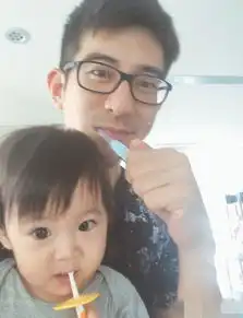 咘咘现在超会玩自拍和老爸的表情神同步