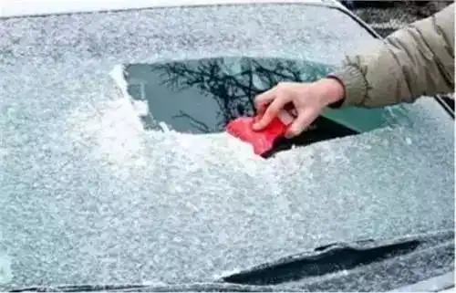 雪天车玻璃结冰车被冻住了怎么办只有百分之十的人做对了
