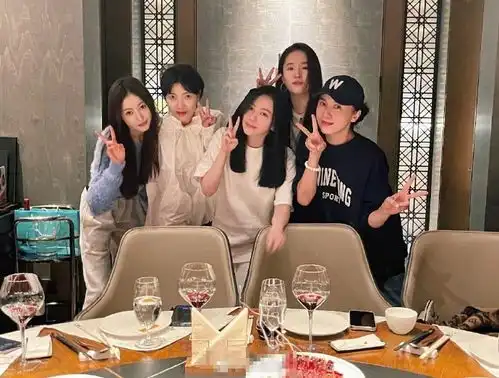 张靓颖晒生日聚会照片和朋友互抹蛋糕搞怪可爱