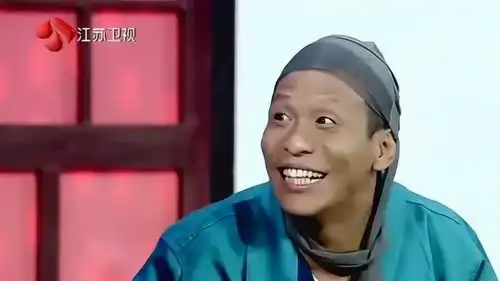 宋小宝经典表情一出,身为师父的赵本山,都忍不住开始笑场
