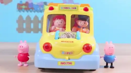 小猪佩奇和乔治的校车,里面有各种动物图像,好好玩的校车

