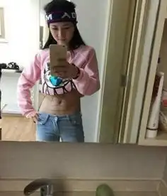 搞笑趣图妹子与野兽,后面的哥们都看呆了
