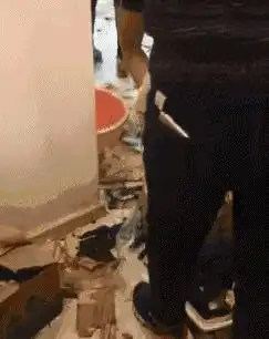 搞笑gif趣图哥们,你这样如此偏心,会失去女朋友的

