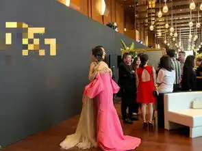 两代谋女郎同框章子怡周冬雨兴奋相拥
