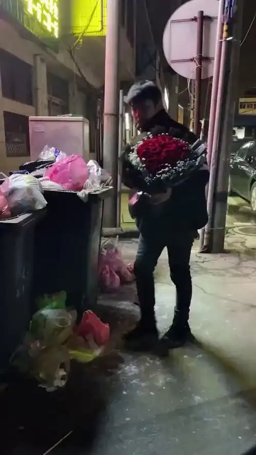 情人节垃圾桶捡到宝,捡花捡到金戒指手机现金