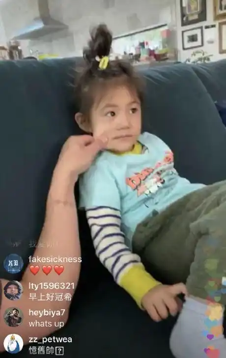 陈冠希直播太兴奋把女儿脸捏变形,3岁alaia一脸嫌弃又被网友使劲夸
