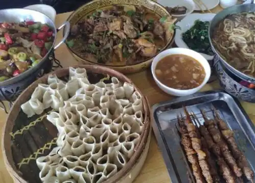 承德丰宁坝上大滩晓红庄园烤羊外焦里嫩,十来个人分一只,吃到撑
