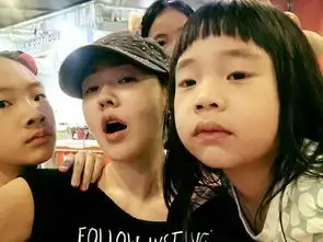 小s再晒仨女儿搞怪丑照,网友中间最好看,最上面小s本身
