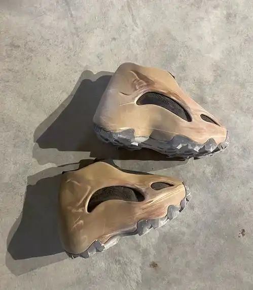 侃爷再次晒出怪异yeezy新鞋网友的恶搞太逗了

