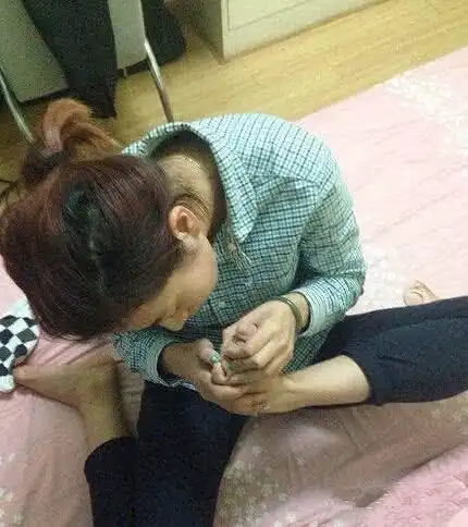 妹子,你爬上这么高的地方就不害怕吗,连姿坐都这么霸气
