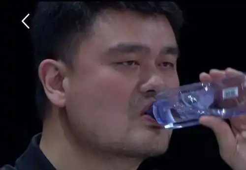 不看照片不知道,姚明身材有多恐怖科比在旁小鸟依人,马云仰望
