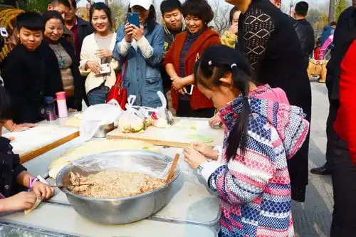 搞事情这里竟有一群人在包饺子......
