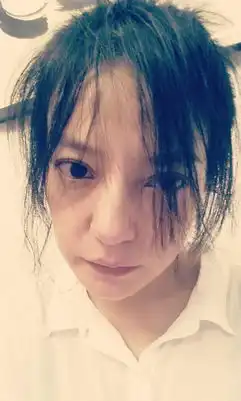 赵薇着风衣现身与粉丝合影助理伸手挡镜头
