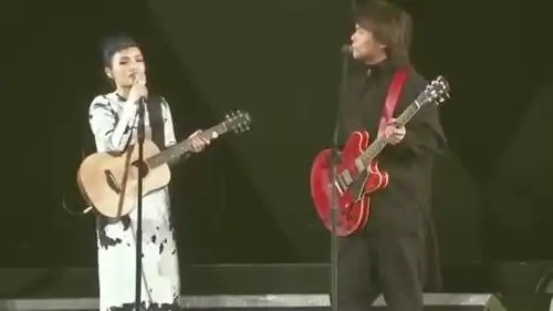 伍佰助阵徐佳莹演唱会,现场超爆笑对话这伍佰大哥真是太顽皮了
