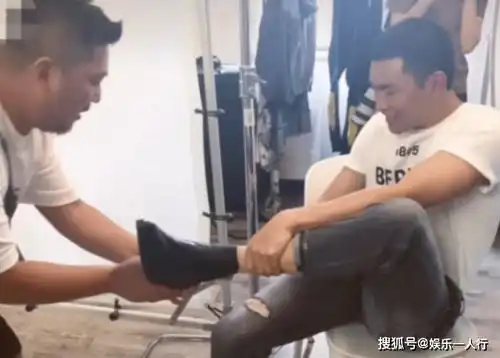 王彦霖让助理帮其脱鞋被吐槽耍大牌,当看清怎么回事后,网友笑出腹肌
