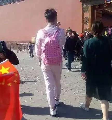 搞笑gif志同道合的朋友,生病输液也不能耽误打麻将

