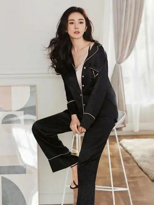 组图杨幂最新性感写真曝光穿舒适居家服大秀好身材锁骨吸睛
