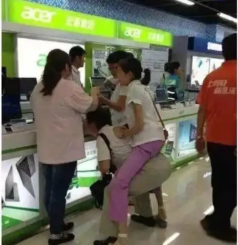 搞笑图片兄弟吃得一手好鸡自己造吗
