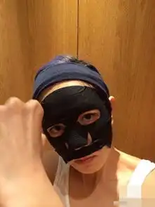 ella搞怪贴面膜变蝙蝠侠引调侃药不能停
