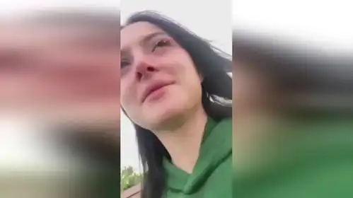 俄国美女因父亲与男友先后死于战争,伤心欲绝上吊自杀

