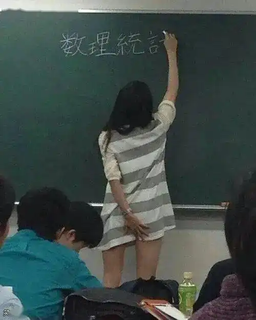 搞笑图片凭什么她的胸这么大,一定是假的
