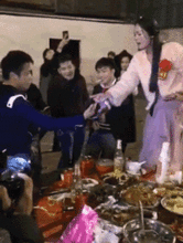 搞笑gif趣图看新娘划拳的架势,真为新郎担心啊
